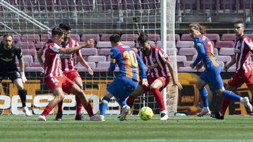 Messi trata de regatear a varios jugadores del Atlético.