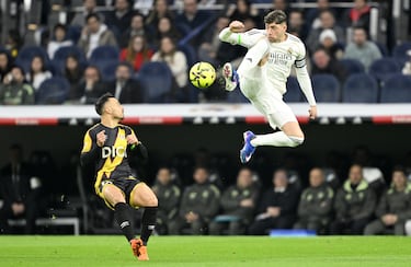 Salto de Federico Valverde ante Álvaro García.