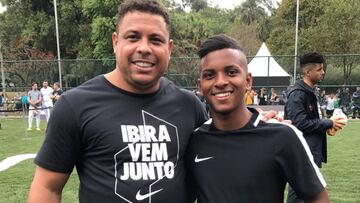 Rodrygo posa con Ronaldo.