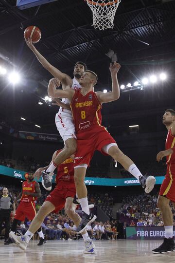 Alex Abrines, intenta una canasta junto al jugador de la selección de Montenegro Dino Radoncic.