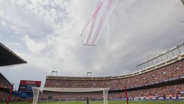 La Patrulla Águila en los actos del cierre del Calderón: uno de sus pilotos falleció hoy en el accidente en Murcia.