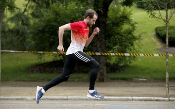 Ángel David Rodríguez, en carrera por el asfalto.
