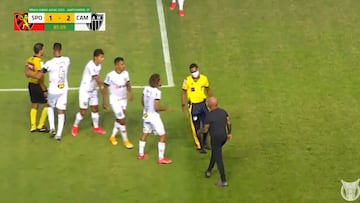 Sampaoli pierde la cabeza y deja una escena lamentable