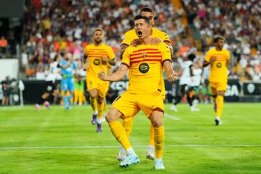 El Barça debutó con una victoria 2-1 contra el Valencia CF en Mestalla. Fue un partido emocionante en el que Robert Lewandowski brilló con un doblete, asegurando los tres puntos para los blaugranas.