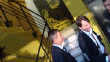 Alcaraz, junto a su agente Rafael Rodríguez, a su llegada a las instalaciones del Aris.