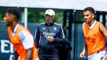 USA9312. LOS ÁNGELES (ESTADOS UNIDOS), 20/07/2022.- Él entrenador italiano del Real Madrid, Carlo Ancelotti, dirige un entrenamiento en las instalaciones de la Universidad de California Los Ángeles (UCLA), en Los Ángeles, California (EE.UU.). Tras su llegada el martes a Los Ángeles (EE.UU.), Real Madrid empezó este miércoles el trabajo de su gira estadounidense de pretemporada con una sesión de entrenamiento en la universidad UCLA y con Karim Benzema como gran novedad y ya incorporado al grupo. EFE/ Javier Rojas