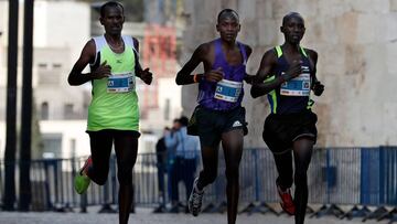 Kipkogey Shadrack (medio) durante la disputa del octavo Maratón Internacional de Jerusalén.