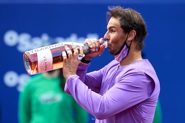 Rafa Nadal celebra bebiendo cava la victoria en la final ante Stefanos Tsitsipas en la 迆tima edici車n del Conde de God車 que gan車 en 2021.