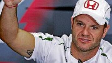 <b>EN APUROS. </b>Barrichello, durante la rueda de prensa oficial de ayer en el circuito urbano de Valencia.