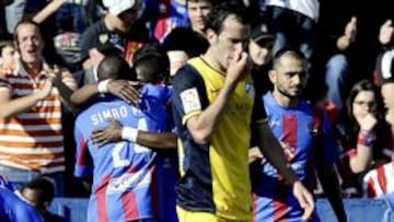 Godín se lamenta tras un gol del Levante.