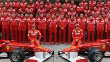 <b>FOTO DE FAMILIA. </b>Todos los integrantes de Ferrari posaron orgullosos en el GP de China.