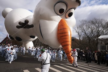 Uno de los personajes favoritos de Frozen también contó con su propio globo para éste desfile.