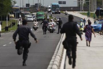 La policía intenta proteger el autobús en el que viajan los jugadores de la selección brasileña de fútbol durante una protesta de maestros de Río de Janeiro.