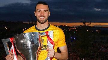 Miguel San Rom&aacute;n posa con la copa de campe&oacute;n de Liga.