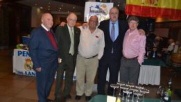 Junquera, el segundo empezando por la derecha, en una inauguración de una peña en Langreo