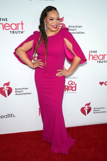 Tisha Campbell, vestida por  Alexander by Daymor,en la alfombra roja del concierto Go Red for Women Red Dress Collection de la American Heart Association.