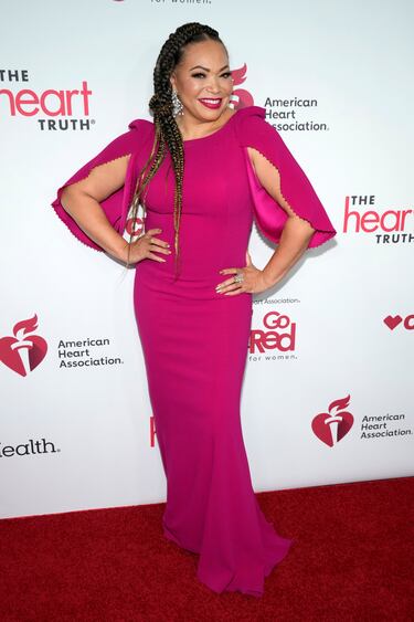 Tisha Campbell, vestida por  Alexander by Daymor,en la alfombra roja del concierto Go Red for Women Red Dress Collection de la American Heart Association.