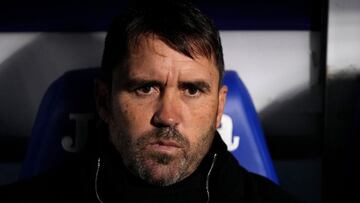 Eduardo Coudet, sentado en el banquillo antes del inicio del partido entre el Getafe y el Celta en el Coliseum Alfonso Pérez.