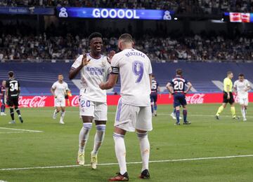 5-0. Vinicius celebra el quinto gol con Karim Benzema.