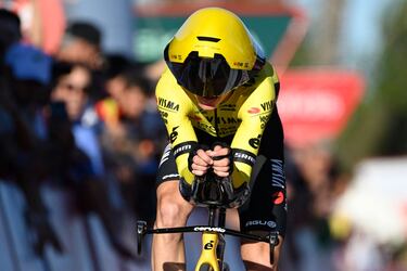 El ciclista estadounidense Sepp Kuss, vigente campéon de La Vuelta a España, durante la primera etapa de la Vuelta a España, una contrarreloj individual entre Lisboa y Oeiras (12 km).