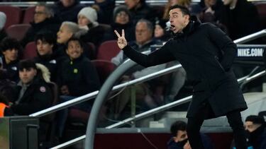 Xavi Hernández, dando instrucciones a sus jugadores.