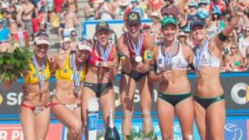 Las austr&iacute;acas Doris Schwaiger y Stefanie Schwaiger (centro), campeonas europeas. A la izquierda, las espa&ntilde;olas Elsa Baquerizo y Liliana Fern&aacute;ndez (plata), y a la derecha las alemanas Kira Walkenhorst y Laura Ludwig, bronce. 