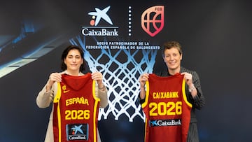 Maria Luisa Martínez Gistau, directora de Comunicación y Relaciones Institucionales de CaixaBank, y Elisa Aguilar, presidenta de la Federación Española de Baloncesto (FEB).