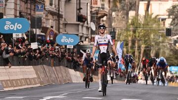 Matej Mohoric celebra su victoria en la V&iacute;a Roma de San Remo.