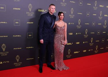 Erling Haaland de Manchester City posa con su compañera Isabel Johansen antes de los premios.