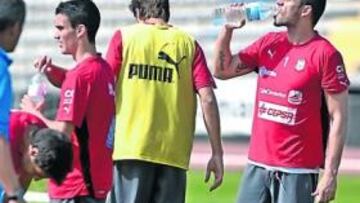 <b>SATISFECHO. </b>Luis García, a la derecha bebiendo agua, firmó un gran partido ante el Albacete.