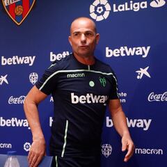 Paco López: "Llevo igual de natural la crítica que el halago"