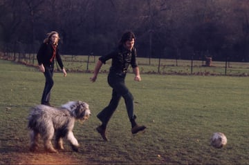 Paul McCartney jugando al fútbol con su perro.