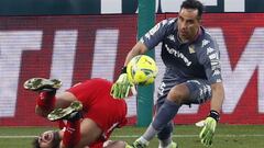 Con rebote de por medio: la mejor tapada de Bravo en el derbi de Sevilla