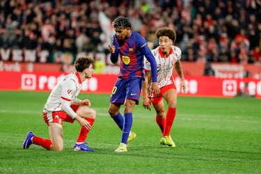 El delantero blanquirrojo corta una jugada con una entrada desmedida a Lamine Yamal. El arbitro, Soto Grado, le enseña la cartulina roja y, entre tanto, se monta una bronca que al final acaba en nada.