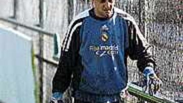 César protagonizó el susto en el entrenamiento. El portero sufrió un golpe en el abductor y se retiró de la sesión. La exploración que se le realizará hoy por el cuerpo médico determinará si está apto para jugar ante el Panathinaikos.