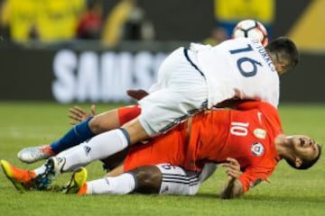 Bajo una fuerte lluvia que obligó a suspender el partido por dos horas, la Roja -sin el suspendido Vidal- derrotó sin problemas a Colombia.