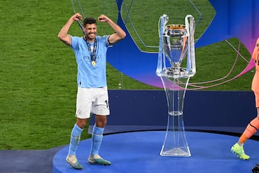 How many trophies have Manchester City won?
