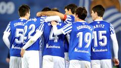 GRAF3482. SAN SEBASTIAN, 02/02/2018.- Los jugadores de la Real Sociedad celebran el segundo gol ante el Deportivo de la Coru&ntilde;a, durante el partido de Liga en Primera Divisi&oacute;n disputado esta noche en el estadio de Anoeta, en San Sebasti&aacut