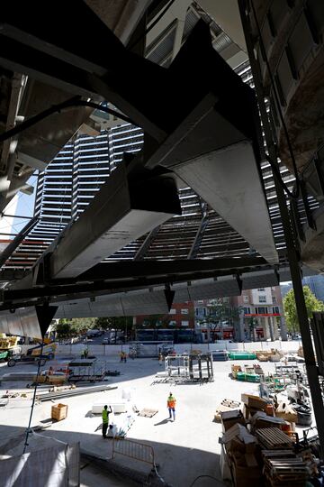 Operarios relizan diversas tareas en la instalación del vallado de vidrio, pasamanos, banners y pantallas en la cara interior del videomarcador.