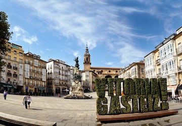 La Plaza de la V&iacute;rgen Blanca de Vitoria, centro de su casco hist&oacute;rico