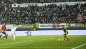 GOL LEGAL AL LIMBO. Callejón marcó en posición correcta pero Clos Gómez, a instancias de su asistente, lo anuló por fuera de juego.