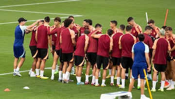 Simeone bromea con Reinildo delante del resto del equipo durante el entrenamiento del Atlético en el BayArena.