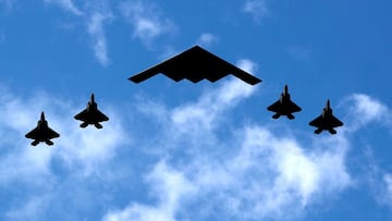 FILE PHOTO: A U.S. Air Force B-2 Spirit Stealth Bomber (C) is flanked by four F-22 Raptor fighter planes during a flyover of military aircraft down the Hudson River and New York Harbor past York City, and New Jersey, U.S. July 4, 2020. REUTERS/Mike Segar/File Photo REFILE - CORRECTING AIRCRAFT FROM "U.S. MARINE CORPS F-35 FIGHTERS" TO "F-22 RAPTOR FIGHTER PLANES".