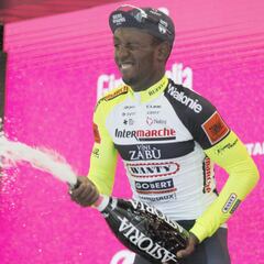 Girmay volverá a entrenar en 10 días tras su corchazo en el Giro