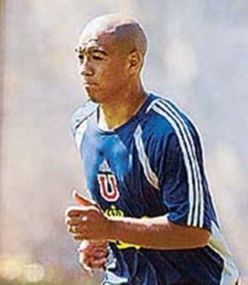 En 2006, es fichado como jugador de Universidad de Chile, donde permanence solo un semestre.