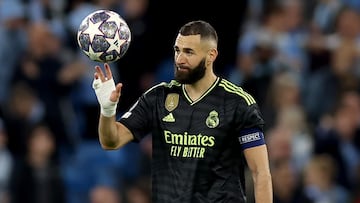 Karim Benzema, capitán del Real Madrid, lleva el balón después de uno de los goles del Manchester City.