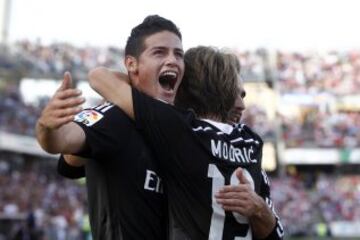 James Rodríguez celebra el 0-2 con Modric. 