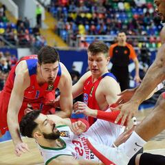 El Baskonia roza la proeza pero se marcha de Moscú 2-0
