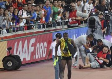 Un cámara de televisión en su 'Segway' se llevó por delante a Usain Bolt en la vuelta de honor de la final de 200m.