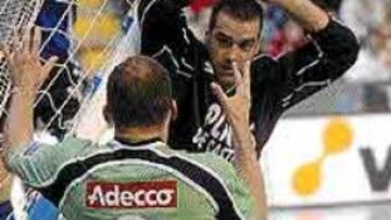 <b>CHOQUE.</B> Schumacher chocó con Toni y la portería se tambaleó.